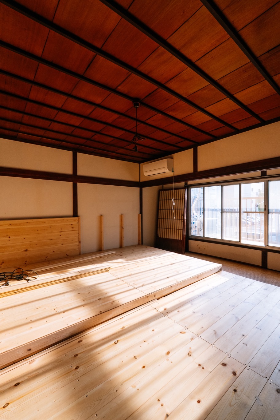 松本市中央の新拠点で進む床づくり